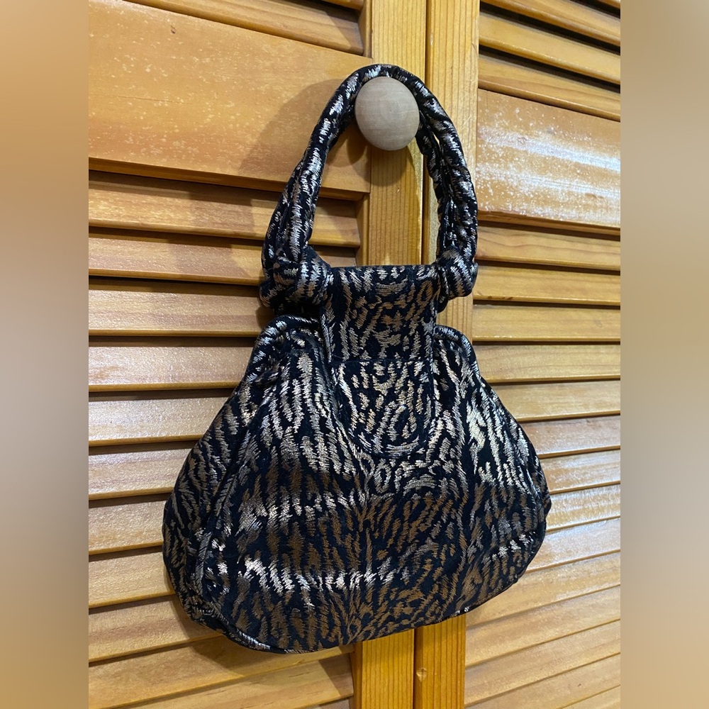 Genie: Vintage, black-and-gold clutch handbag